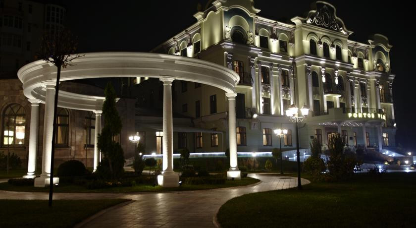 ночные ессентуки или ночной ессентуки. понтос пятигорск. рио-де-кавказ ессентуки ночью. ночные ессентуки. кисловодск курортный бульвар ночной.