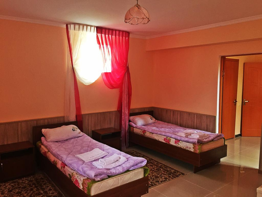 Дик тесіктен шығып, әйел сорып алады