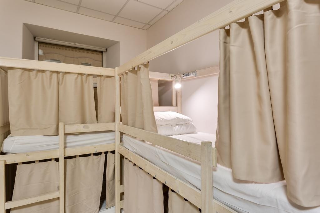 хостел central москва. кровать под потолком. подиум под кровать. кровать подиум односпальная. аквамарин хостел москва.