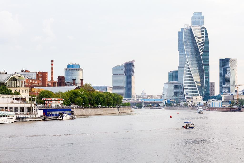 Ривер сити москва. Гостиница Москва на берегу Москвы реку. Пляж Москва Сити. Москва Ривер. Рэдиссон Москва Сити.