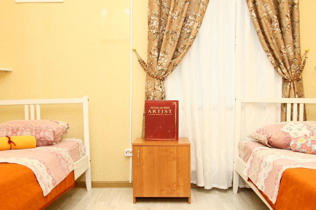 Artist hostel москва. Хостел казанский вокзал. Хостел артист на казанском. Хостел. Старая басманная 18 стр 8 хостел артист.