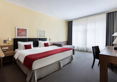 GOLDEN TULIP ROSA KHUTOR Двухместный номер Стандартный с видом на реку  двуспальная кровать