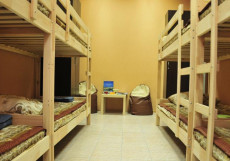 КАПУЧИНО ХОСТЕЛ (Г. БАРНАУЛ, ЦЕНТР ГОРОДА) Двухъярусная кровать в общем номере для мужчин и женщин