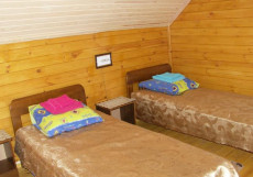 МАНЖЕРОК (г. Манжерок, 4 км от горнолыжного курорта) Стандартный с двумя кроватями и общей ванной комнатой