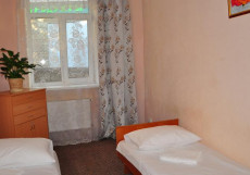Алупка (г. Алупка, возле Воронцовского парка) Двухместный номер эконом-класса с 2 отдельными кроватями и общей ванной комнатой