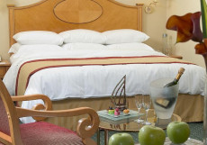 Марриотт Москва Гранд Москва - Moscow Marriott Grand Hotel Улучшенный номер с кроватью размера «king-size»