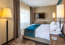 DoubleTree by Hilton Hotel Tyumen - Дабл Три Хилтон Тюмень Представительский номер с кроватью размера «king-size», вид на город 