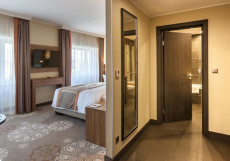 DoubleTree by Hilton Hotel Tyumen - Дабл Три Хилтон Тюмень Представительский люкс с кроватью размера «king-size» 