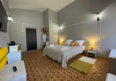 Мини отель - Хостел Подворье Трехместный номер с душем, с двуспальной кроватью и диваном