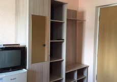 Guesthouse Kalinina 10 | Чолпон-Ата | Центральный Парк Культуры и Отдыха | парковка Трехместный номер с общей ванной комнатой