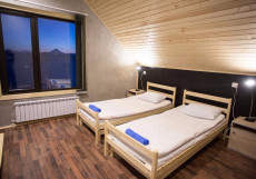Bay House | Бай Хаус | г. Петропавловск-Камчатский | Wi-Fi | Двухместный номер с 2 отдельными кроватями и видом на горы