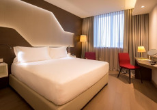 DoubleTree by Hilton Hotel Yerevan City Centre | Ереван | Парковка Номер с кроватью размера «king-size» - Подходит для гостей с ограниченными физическими возможностями