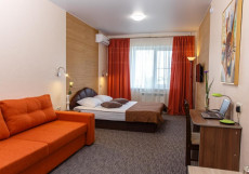 Панда Сити | Саратов | Парковка Улучшенный двухместный номер с 1 двуспальной кроватью и диваном