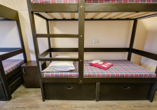Берлога - Недорогие Номера Односпальная кровать в 6-местном общем мужском номере