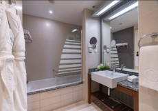 Amwaj Rotana, Jumeirah Beach - Dubai  Номер с балконом и видом на море - кровать размера 
