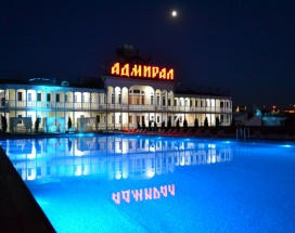 АДМИРАЛ ЯХТ КЛУБ - ПЛОЩАДКА У ВОДЫ НА 3000 ЧЕЛ.