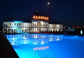 АДМИРАЛ ЯХТ КЛУБ - ПЛОЩАДКА У ВОДЫ НА 3000 ЧЕЛ.